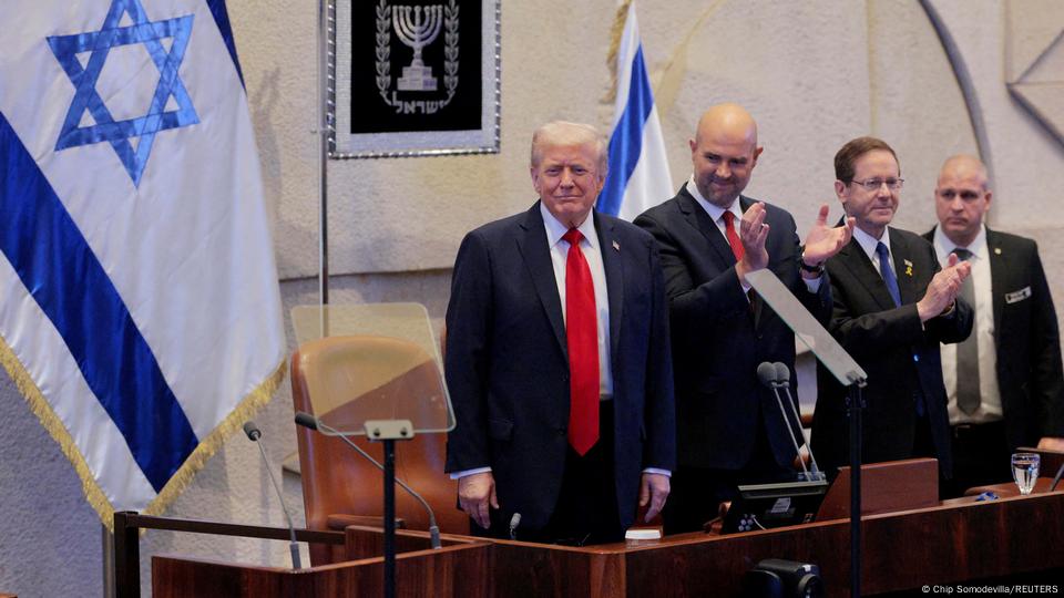 De izquierda a derecha, Trump, el presidente del Parlamento israelí Amir Ohana y el presidente de Israel, Isaac Herzog, en el Parlamento en Jerusalén (13.10.2025)