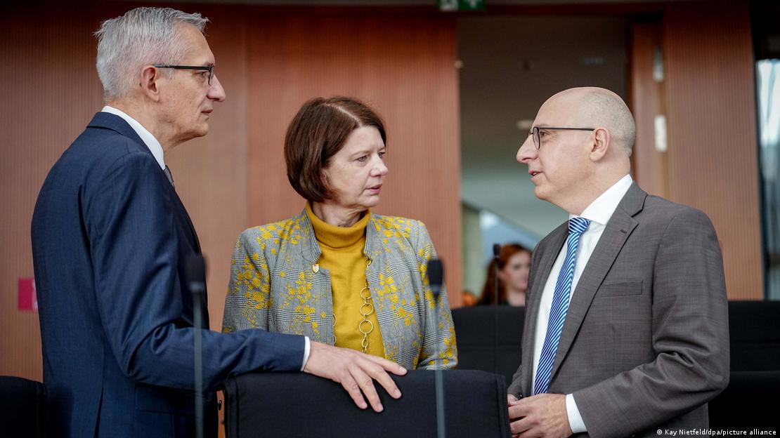 Soldan sağa: BND Başkanı Martin Jäger, MAD Başkanı Martina Rosenberg, Federal Anayasayı Koruma Teşkilatı Başkanı Sinan Selen, ayakta sohbet ediyor