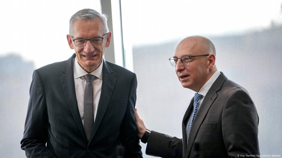 Germany news: Spy chiefs issue warnings over Russia, Hamas  DW  10/13/2025