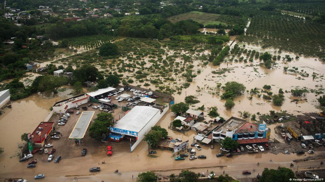 Esta vista aérea muestra las calles inundadas después de las fuertes lluvias en Poza Rica, estado de Veracruz (11.10.2025)