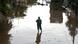 México, Poza Rica, 2025 | Hombre camina por una calle inundada tras lluvias torrenciales. México, Poza Rica, 2025 | Hombre camina por una calle inundada tras lluvias torrenciales.