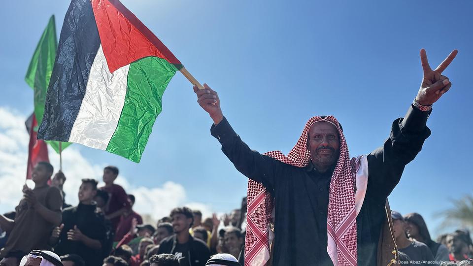 Con banderas palestinas, familias gazatíes a la espera de los prisioneros palestinos liberados por Israel a cambio de los rehenes israelíes liberados por Hamás.