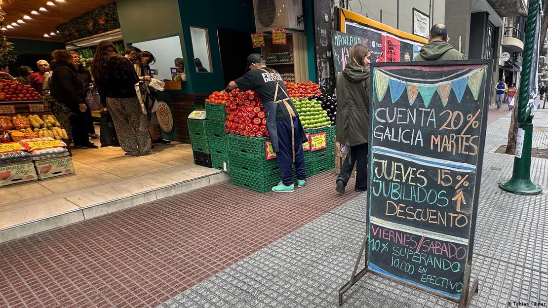 "Quintas-feiras, 15% de desconto para idosos", diz uma placa em uma quitanda. E na mesma placa: "Sextas e sábados, 10% de desconto para pedidos acima de 10.000 em dinheiro."