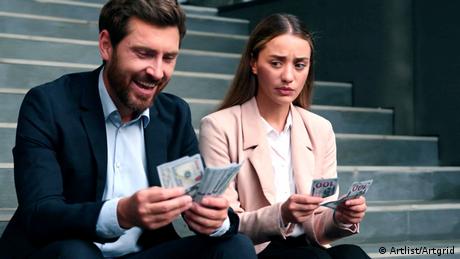 Geld kann in Beziehungen zu Konflikten führen.