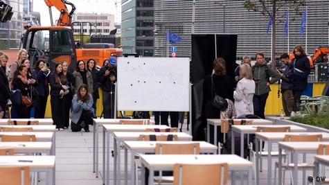 یورپی یونین میں بچوں کے لیے ڈیجیٹل تحفظ کے اقدامات سے متعلق ایک مظاہرہ دکھایا گیا ہے۔