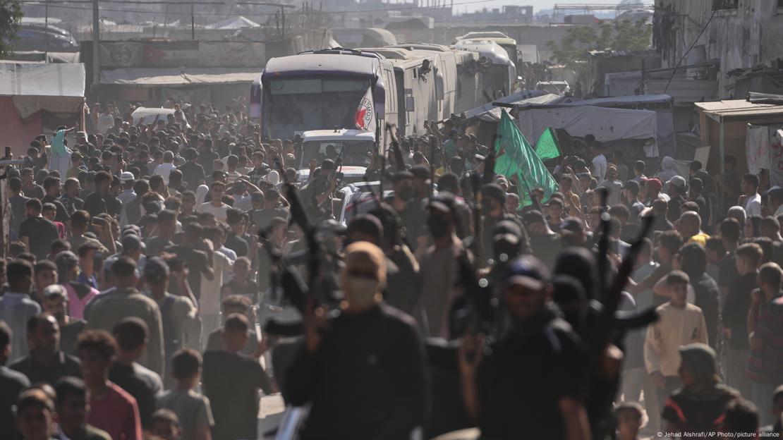 Khan Yunis 2025 | Luftëtarë të Hamasit me armë shoqërojnë të burgosurit e liruar Khan Yunis 2025 | Luftëtarë të Hamasit me armë shoqërojnë të burgosurit e liruar