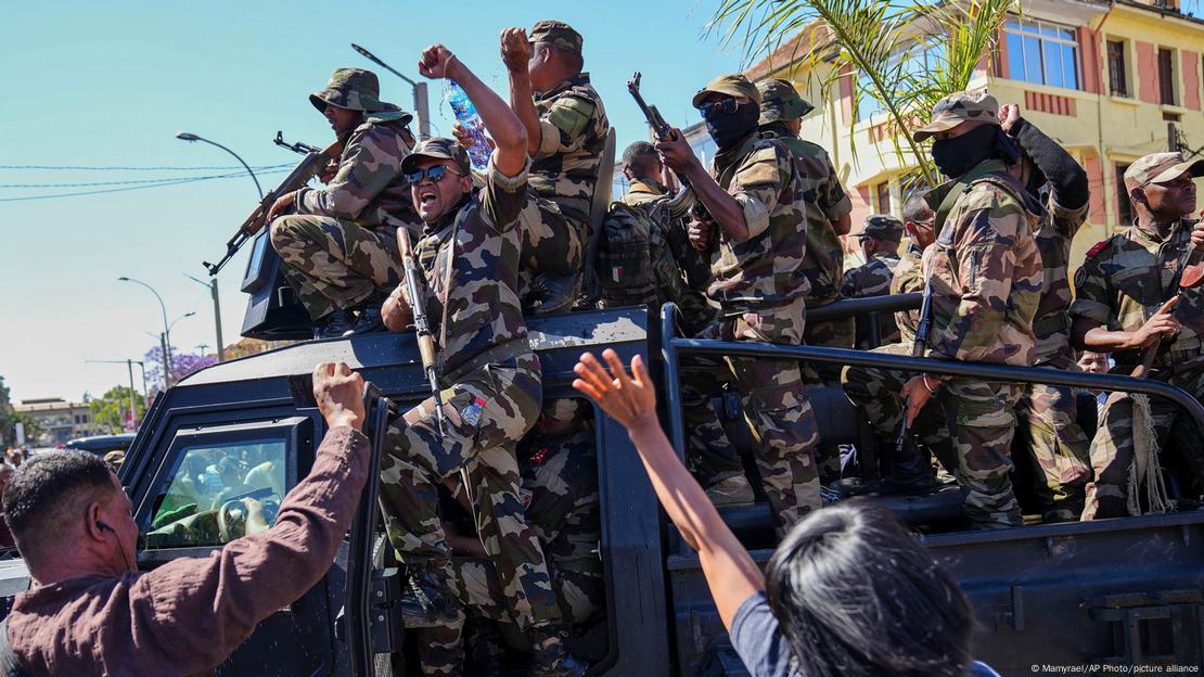 Başkent Antananarivo'da askerî araç üzerindeki Madagaskar askerleri