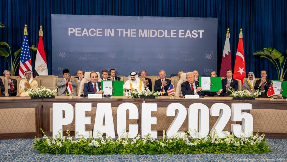 Al Sisi i Donald Tramp drže u rukama deklaraciju o primirju u Gazi, Šarm el Šeik, 13.10.2025.