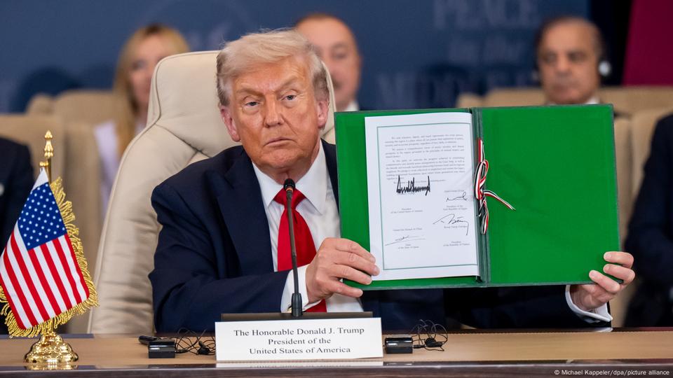 Trump muestra la declaración sobre el alto al fuego en Gaza, en la cumbre en Egipto (13.10.2025)