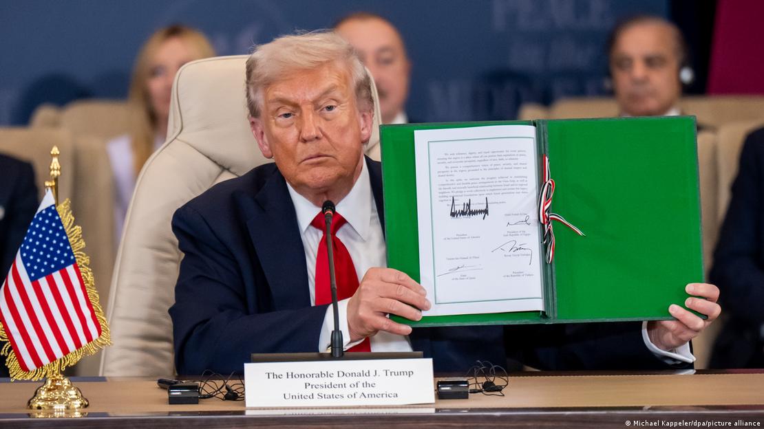 US-Präsident Donald Trump zeigt die Erklärung zum Ende des Kriegs im Gazastreifen in seinen Händen (13.10.2025)
