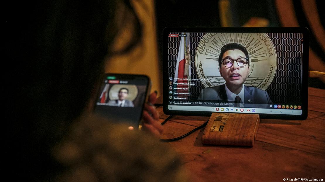Ciudadano sigue el discurso del ahora derrocado presidente Rajoelina en Facebook, en el que denunció un atentado contra su vida.