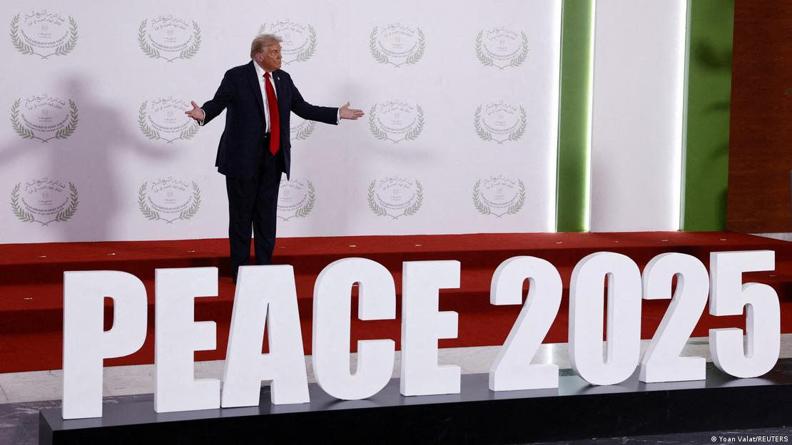 Donald Trump, durante la cumbre en Egipto el pasado 13 de octubre junto a un gran letrero en el que se lee, en inglés: "Paz 2025".