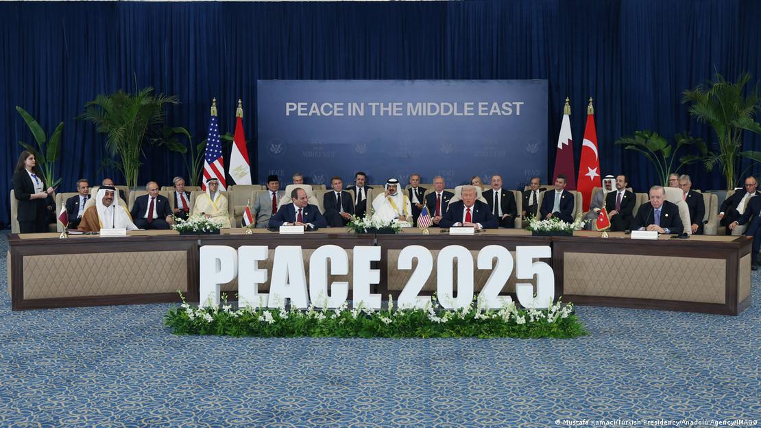 Ägypten Scharm El Scheich 2025 | Staats- und Regierungschefs auf einem Panel hinter dem monumentalen Schriftzug "Peace 2025" (13.10.2025)