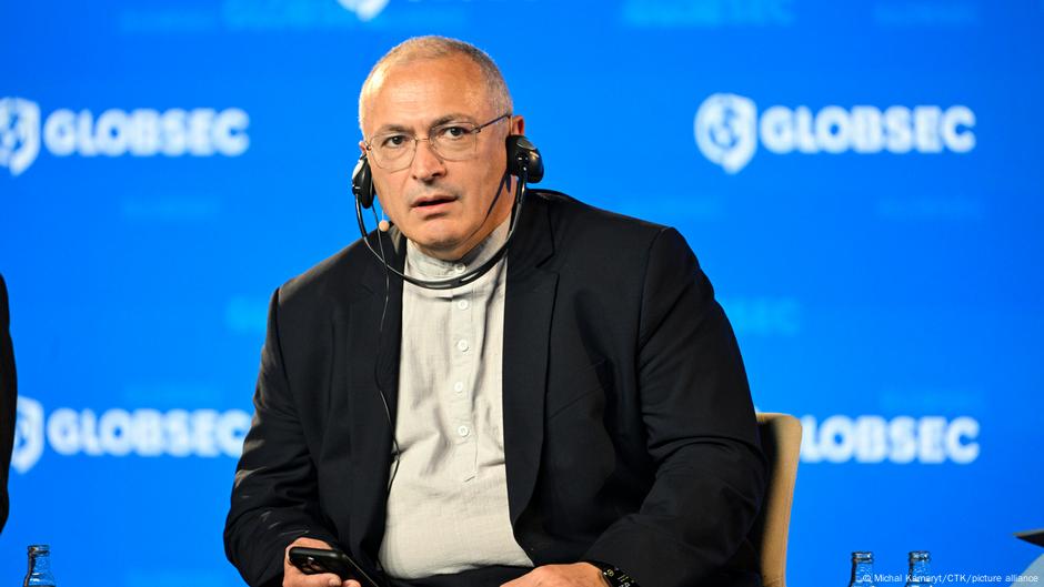 Russia: Kremlin goes after exiled critic Khodorkovsky – DW – 10/14/2025