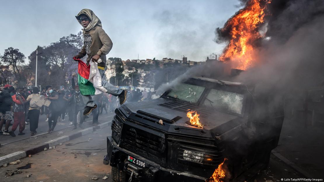 Grupos de soldados se unieron a miles de manifestantes en la capital tras anunciar que se negarían a disparar contra los manifestantes (11.10.2025)