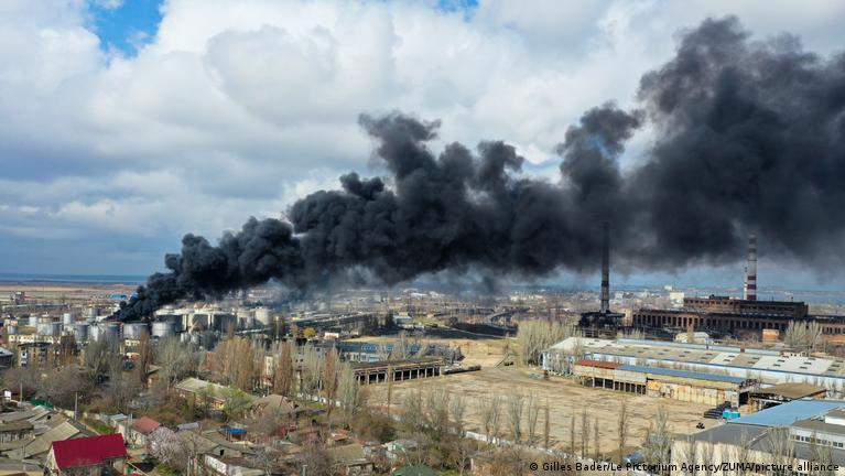 Columna de humo tras ataque ruso en Odesa. 