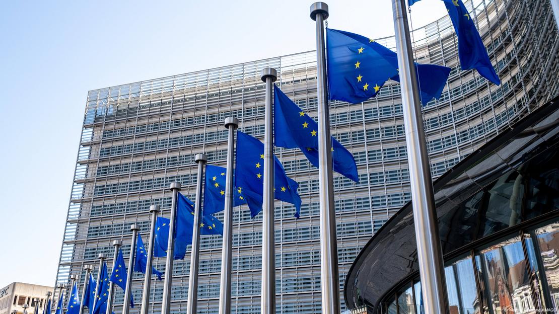 Godina e Komisionit Europian me flamujt blu para saj Godina e Komisionit Europian me flamujt blu para saj
