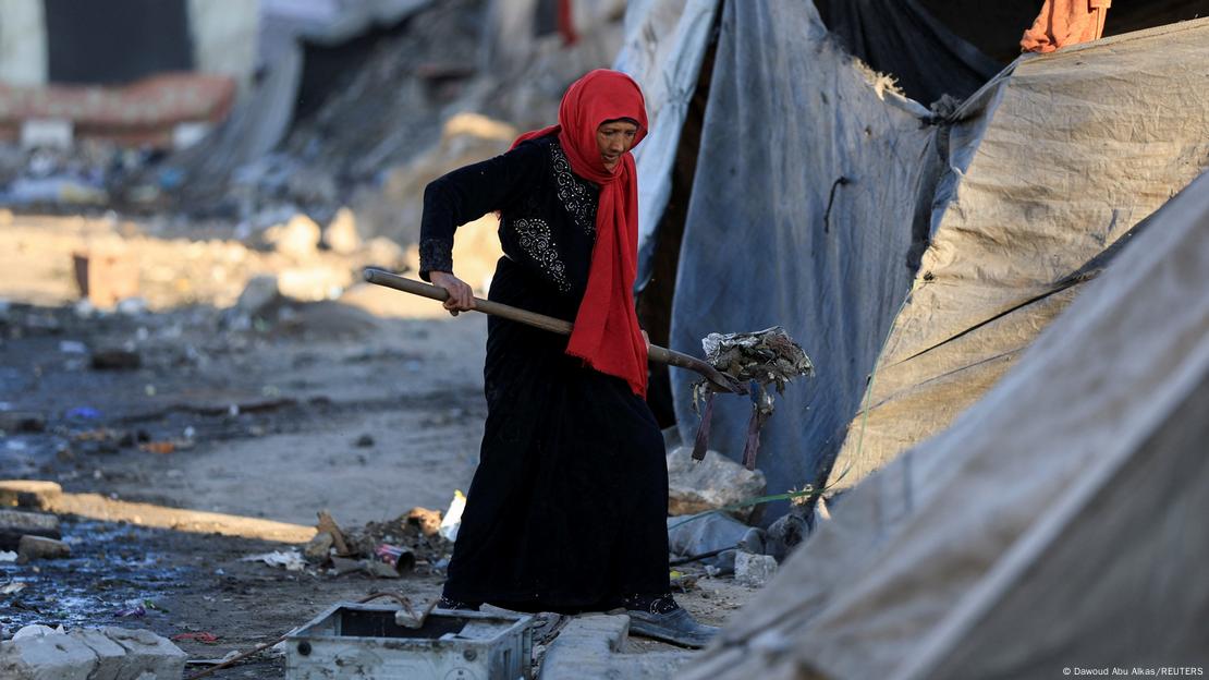 Grua palestineze pastron para çadrës pas marrëveshjes së armëpushimit Grua palestineze pastron para çadrës pas marrëveshjes së armëpushimit