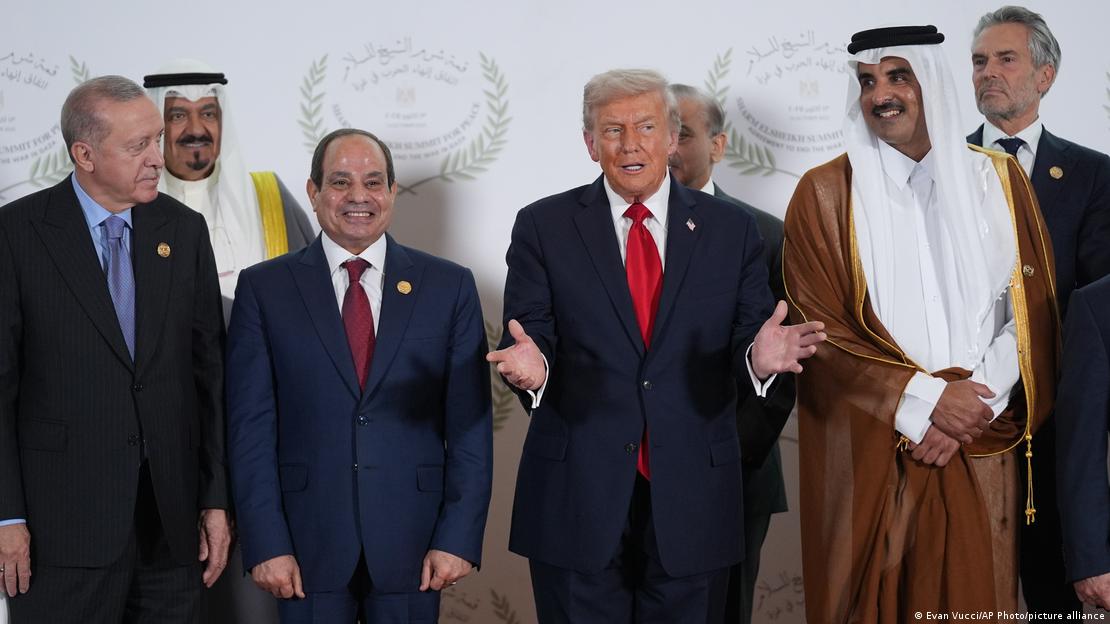 Soldan sağa: Cumhurbaşkanı Recep Tayyip Erdoğan, Mısır Cumhurbaşkanı Abdülfettah es-Sisi, ABD Başkanı Donald Trump ve  Katar Emiri Şeyh Temim Bin Hamad el Sani gülümseyerek yan yana duruyor.