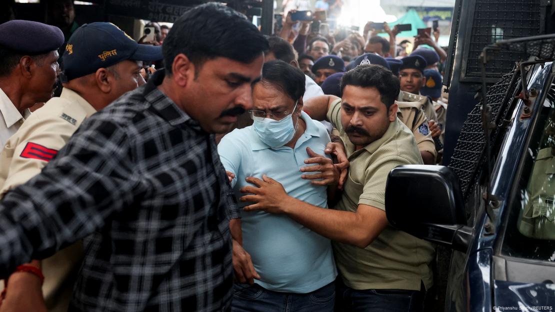 Polícia indiana leva homem para viatura Polícia indiana leva homem para viatura