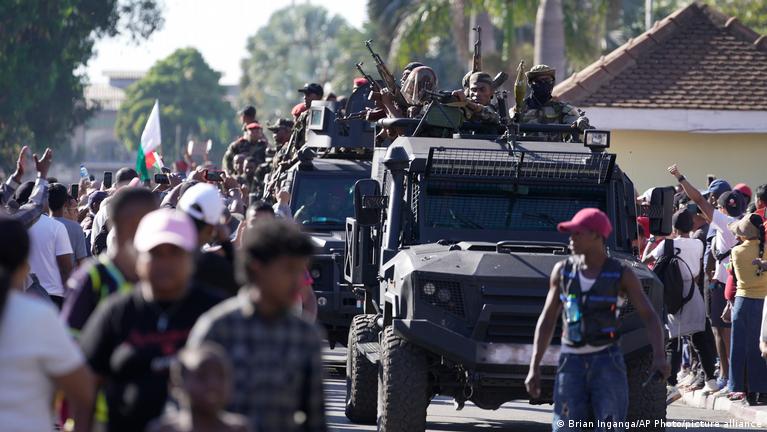 Presidente de Madagascar es derrocado en golpe militar – DW – 14/10/2025