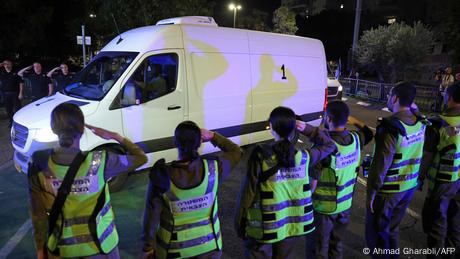 Die Hamas hat die sterblichen Überreste von vier weiteren Geiseln an Israel übergeben.