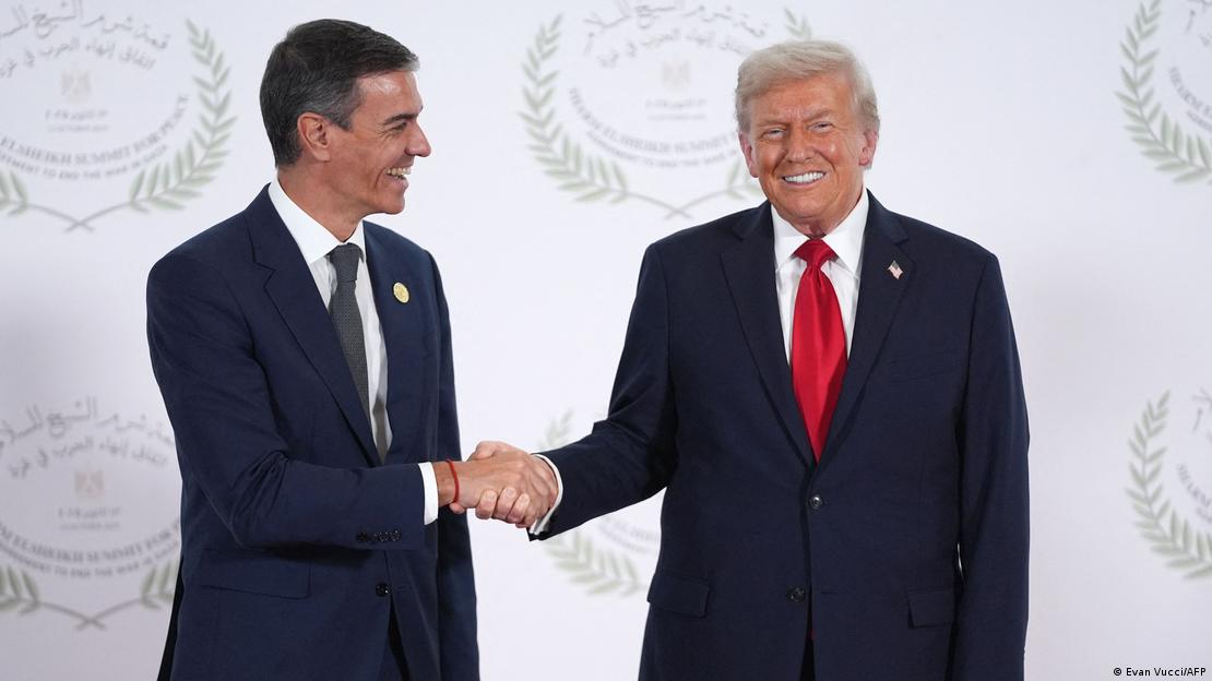 İspanya Başbakanı Pedro Sanchez ve ABD Başkanı Donald Trump el sıkışırken