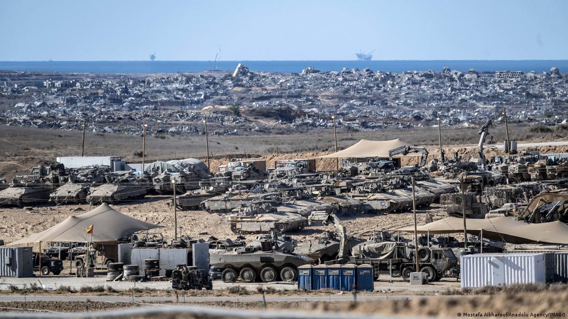 Tanques y vehículos militares israelíes en la frontera de Gaza tras el alto al fuego.