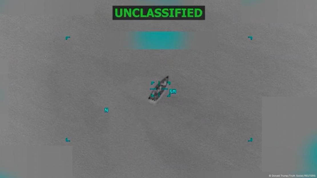 Imagen de un ataque de EE. UU. contra presuntas embarcaciones del narcotráfico.