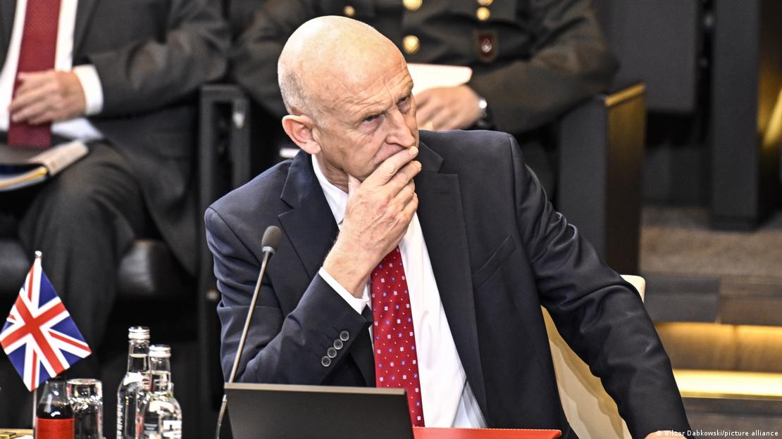 İngiltere Savunma Bakanı John Healey'in NATO Savunma Bakanları Toplantısı'nda çekilmiş fotoğrafı