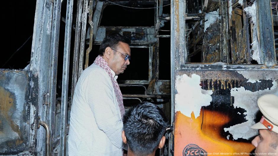 India: At least 20 dead in Rajasthan bus fire DW 10/15/2025