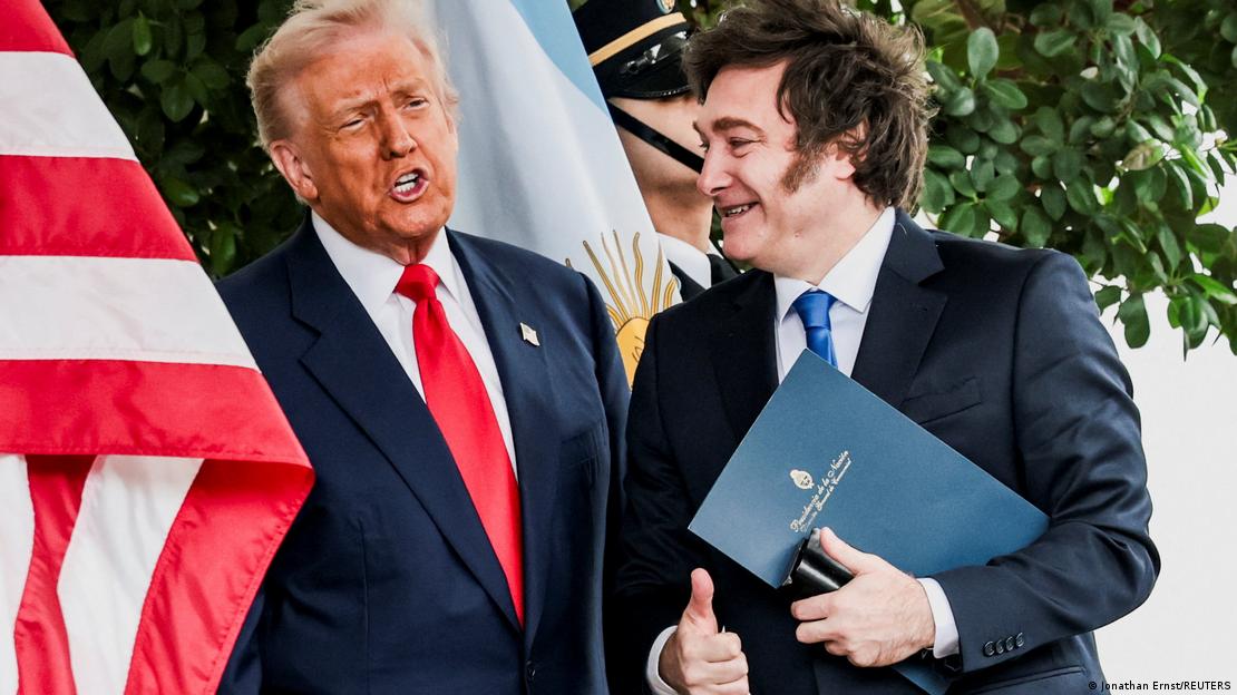 O presidente argentino Javier Milei (à direita) ao lado do presidente dos Estados Unidos, Donald Trump, em foto de outubro de 2025
