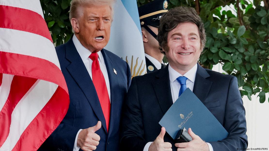 El presidente de Argentina, Javier Milei, sonriendo, junto a su homólogo de Estados Unidos, Donald Trump, que levanta el pulgar de la manoderecha, en Washington, D. C. El presidente de Argentina, Javier Milei, sonriendo, junto a su homólogo de Estados Unidos, Donald Trump, que levanta el pulgar de la manoderecha, en Washington, D. C.
