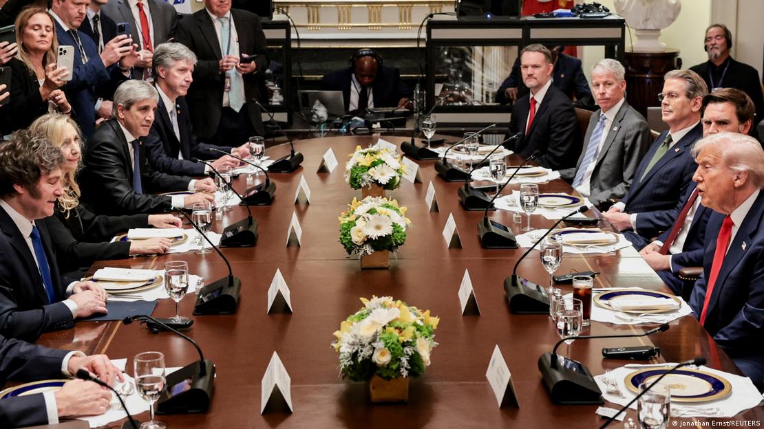  Mittagessen am großen Tisch des Kabinettssaales im Weißen Haus. Trump, Vance, Milei und Begleitung lassen es sich schmecken.