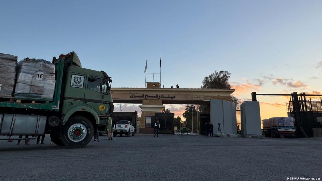 Camiones cargados con suministros de ayuda se trasladaban desde el lado egipcio, en ruta al cruce de Kerem Shalom hacia Rafah, en el sur de la Franja de Gaza, el 15 de octubre de 2025, después de que Israel dijera que permitiría que el cruce reabriera para la ayuda humanitaria.