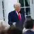 En la imagen aparece el presidente de Estado Unidos, Donald Trump, pronunciando un discurso en uno de los patios de la Casa Blanca.