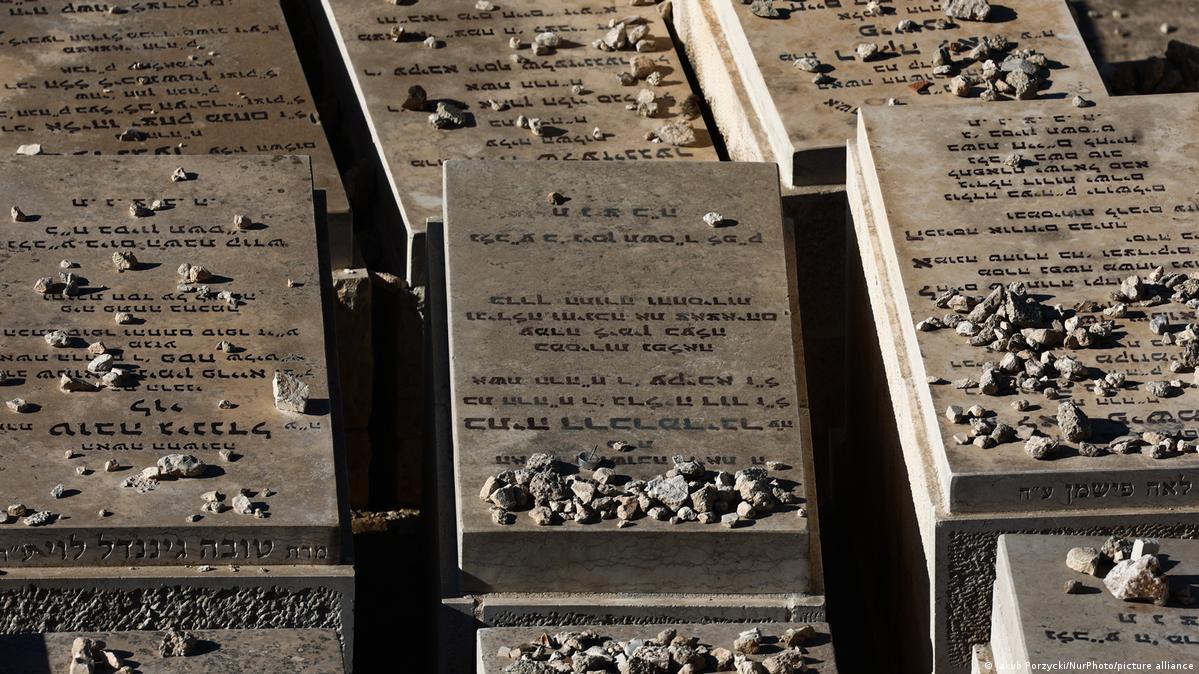 What happens at a Jewish funeral?