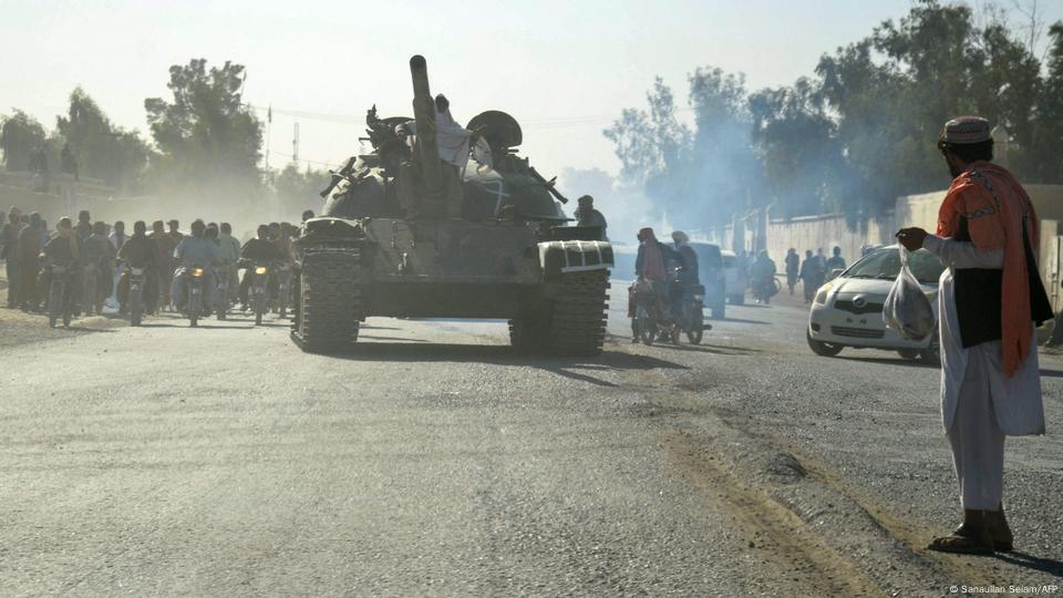 اس کشیدگی کے دوران افغان طالبان نے اپنے پاس موجود سوویت دور کے چند ٹینک بھی پاک افغان سرحدی علاقے تک پہنچانا شروع کر دیے تھے اس کشیدگی کے دوران افغان طالبان نے اپنے پاس موجود سوویت دور کے چند ٹینک بھی پاک افغان سرحدی علاقے تک پہنچانا شروع کر دیے تھے