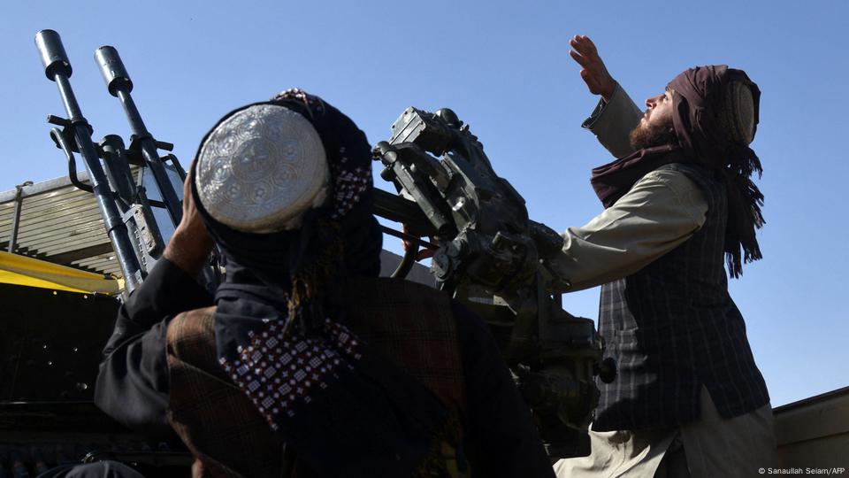 حالیہ پاک افغان عسکری کشیدگی کے دوران افغان طالبان کے فائٹر فضائی سکیورٹی کو یقینی بنانے کی کوشش میں حالیہ پاک افغان عسکری کشیدگی کے دوران افغان طالبان کے فائٹر فضائی سکیورٹی کو یقینی بنانے کی کوشش میں