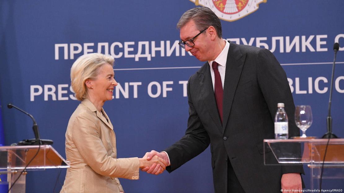 Урсула фон дер Лајен и Александар Вучиќ се ракуваат на прес конференција, Белград, Србија,  2025 
