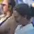 Una mujer se seca las lágrimas en el funeral del rehén fallecido Guy Illouz.