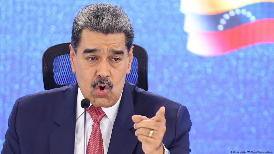 Maduro apunta con su índice izquierdo mientras habla ante un micrófono. Maduro apunta con su índice izquierdo mientras habla ante un micrófono.