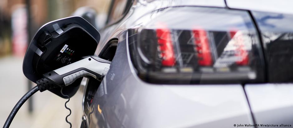 Baterias são de longe o componente mais caro e continuam sendo um dos principais pontos vulneráveis dos carros elétricos
