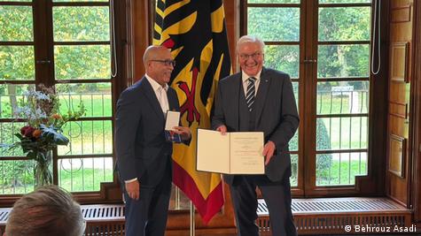 بهروز اسدی می‌گوید در شرایط کنونی فقط فشارهای اقتصادی بر جمهوری اسلامی کافی نیست