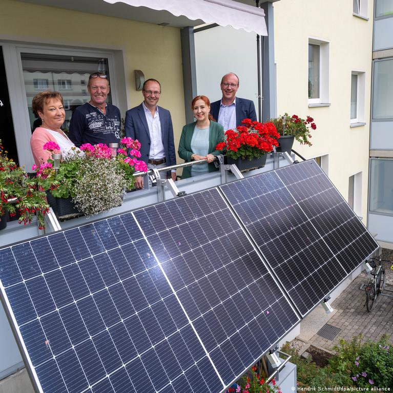 dw.com - Gero Rueter - Cheap energy at home drives Germany's balcony-solar boom - DW - 12/18/2025