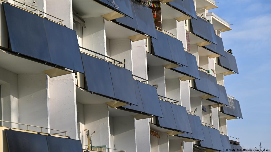 Bir apartmanın balkonlarında güneş panelleri