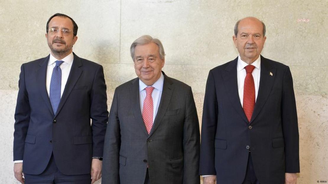 Kıbrıs Cumhuriyeti Cumhurbaşkanı Nikos Hristodulidis, BM Genel Sekreteri António Guterres ve Kıbrıslı Türk lider Ersin Tatar'ın geçen Mart ayında İsviçre'nin Cenevre kentindeki buluşmasından bir kare. Yan yana duran üç isim objektiflere poz veriyor.
