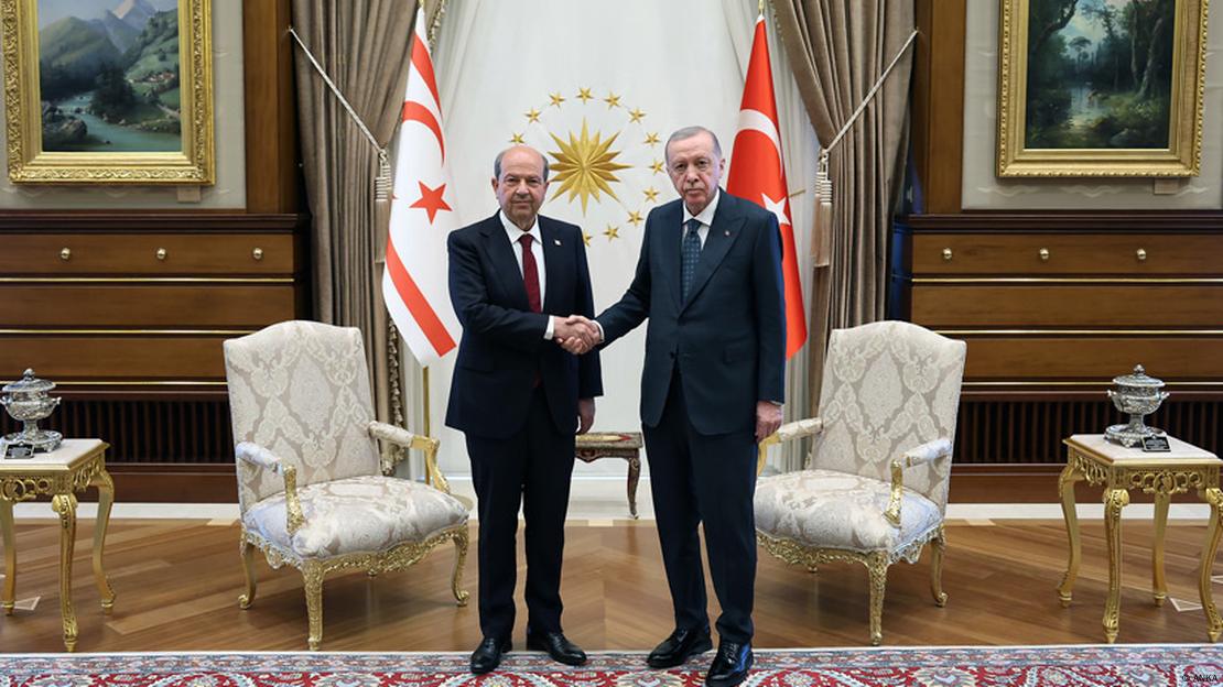 Erdoğan geçen Mart ayında Ankara'da Cumhurbaşkanlığında Ersin Tatar ile gerçekleştirdiği görüşmede Kuzey Kıbrıslı liderle tokalaşıyor.