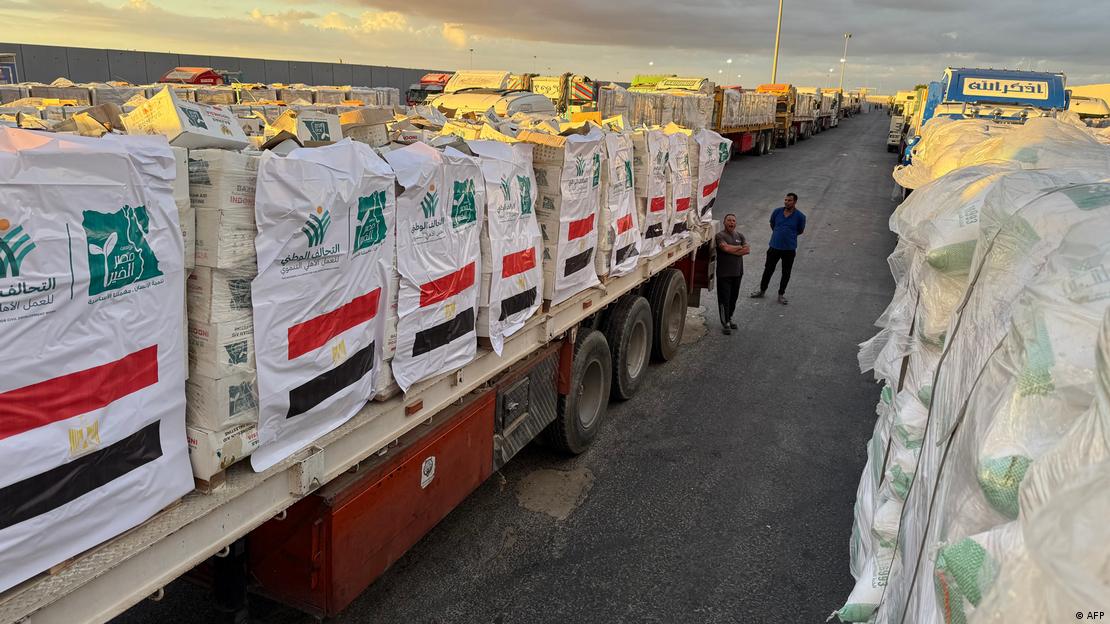 Camiones cargados con ayuda humanitaria esperan en el lado egipcio del cruce de Rafah para poder acceder a Gaza (12.10.2025)