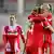 Umarmung Lea Schüller mit Mitspielerin des FC Bayern nach dem Sieg gegen Juventus